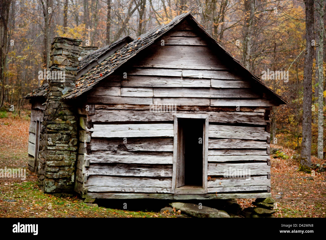 Vecchio e rustico log cabin, con la caduta di boschi in background, dal Great Smoky Mountain Park, in Tennessee Foto Stock