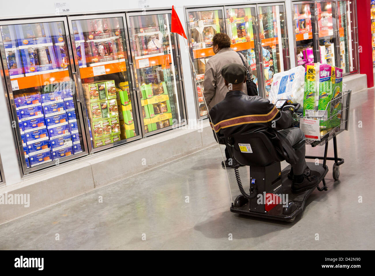 I clienti di shopping in alimenti surgelati sezione di un Costco Wholesale Club magazzino. Foto Stock