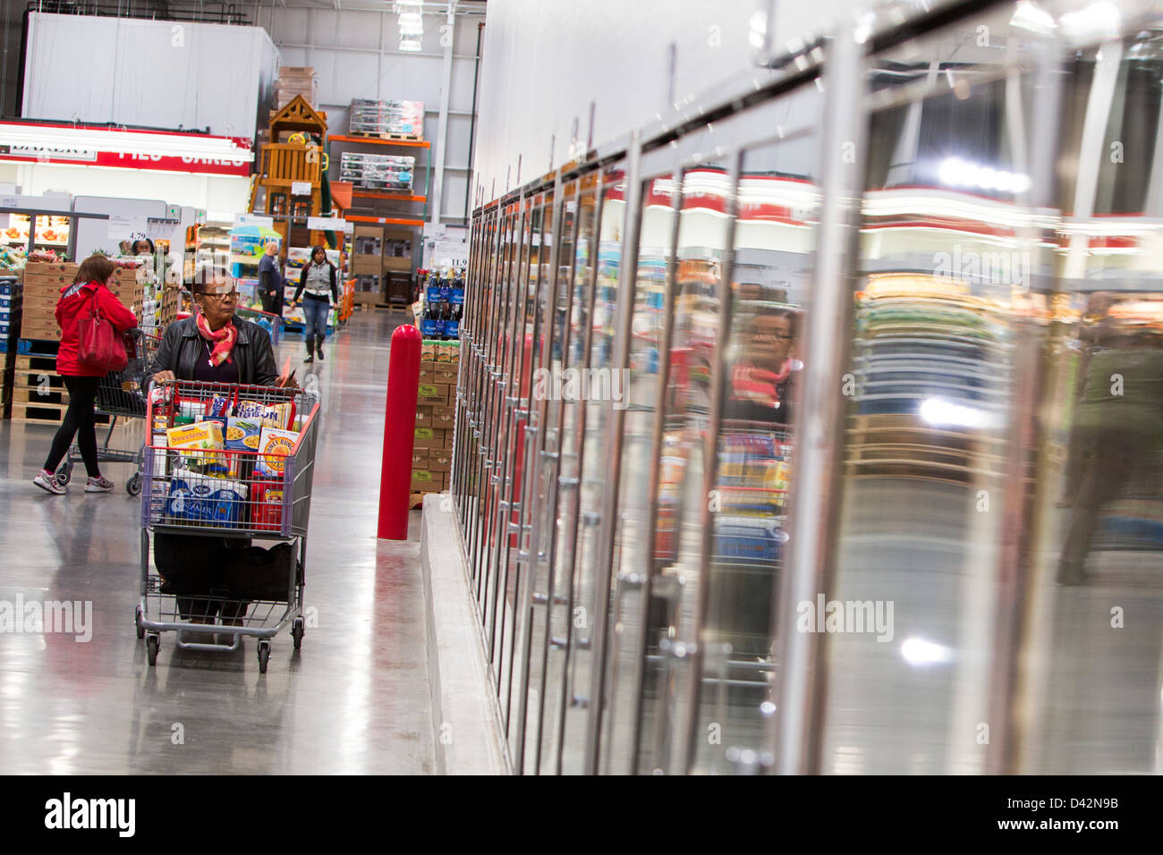 I clienti di shopping in alimenti surgelati sezione di un Costco Wholesale Club magazzino. Foto Stock