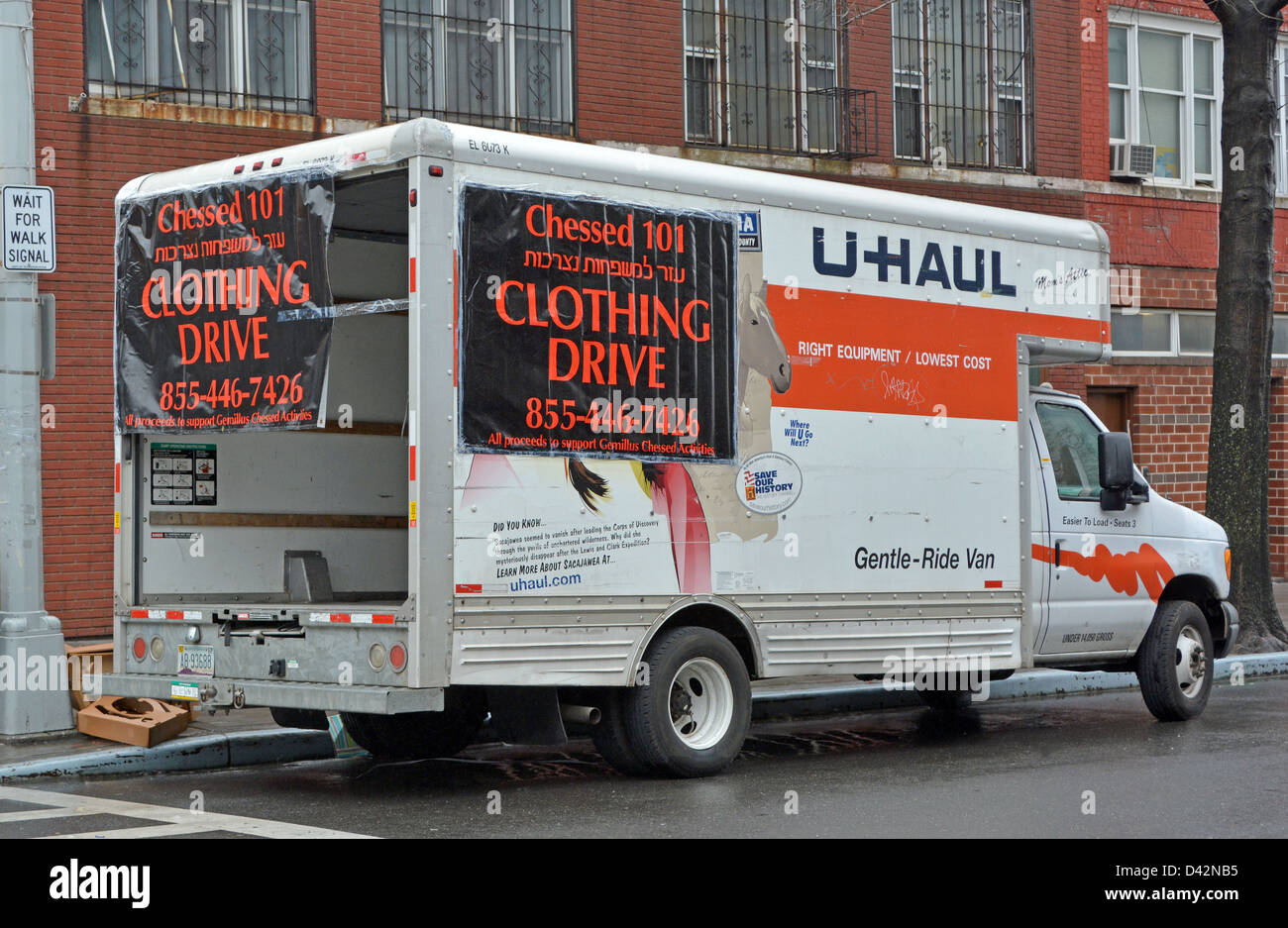 Un carrello la raccolta di abbigliamento per carità sponsorizzata dalla Chabad Lubavitch comunità. Foto Stock