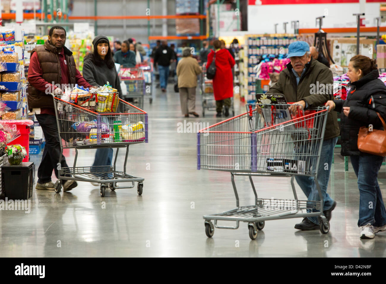 I clienti al momento del check-out la sezione di un Costco Wholesale Club magazzino. Foto Stock