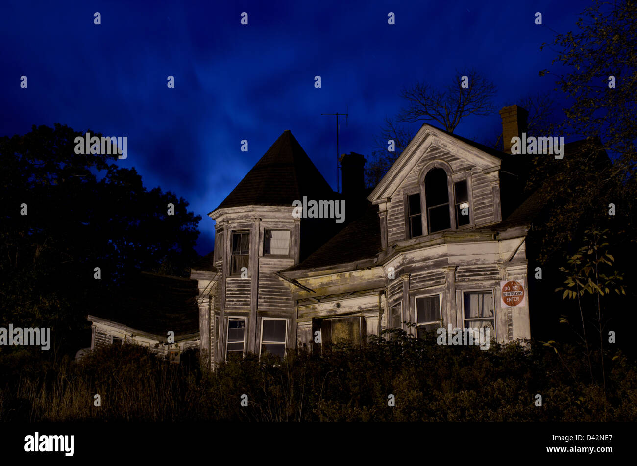 Luna piena impostazione dietro una casa in rovina, Searsport Maine Foto Stock