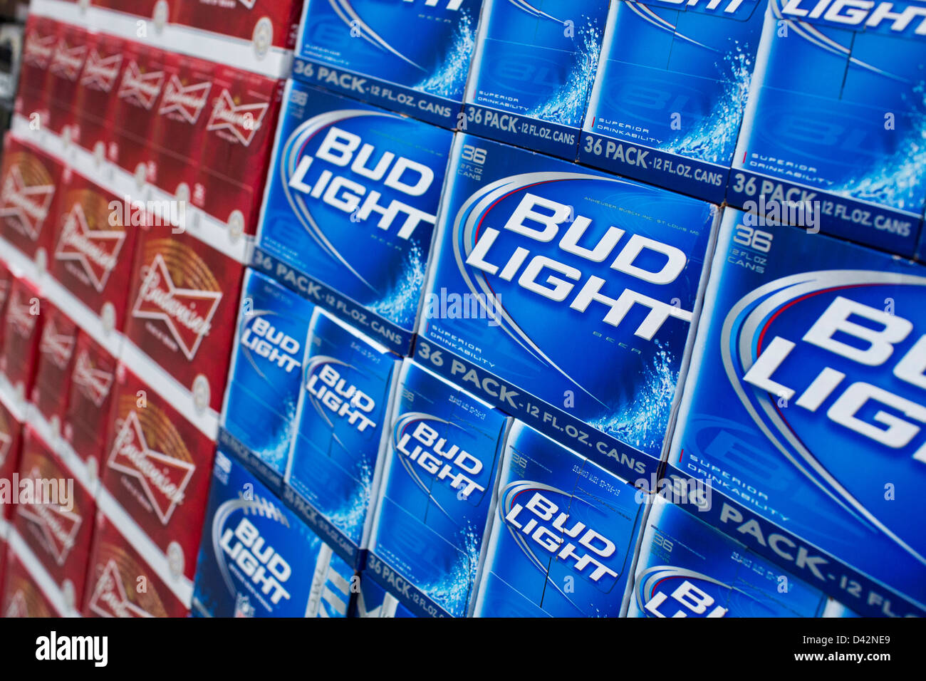 Budweiser e Bud Light birra sul visualizzatore in corrispondenza di un Costco Wholesale Club magazzino. Foto Stock