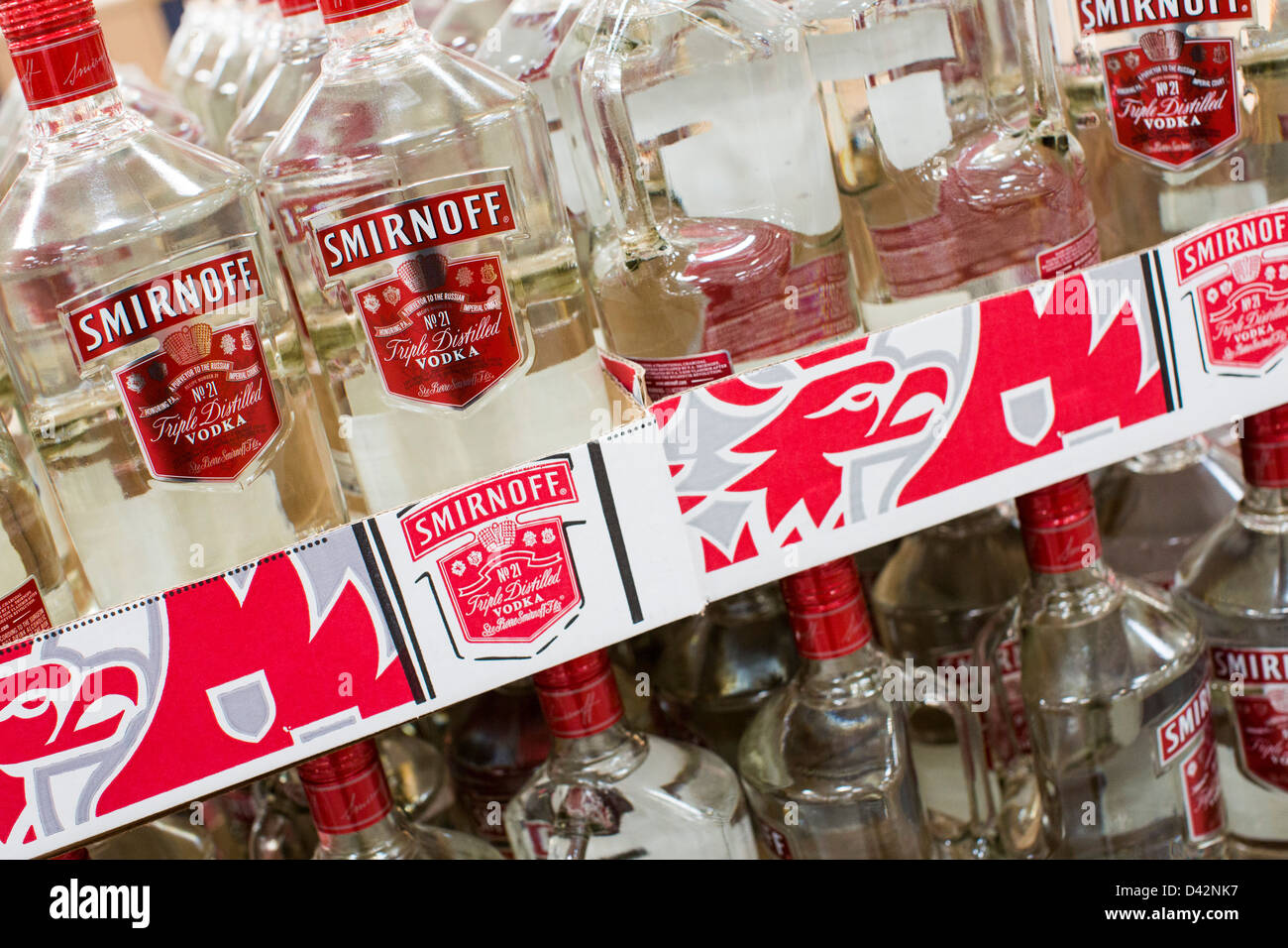 Smirnoff vodka sul visualizzatore in corrispondenza di un Costco Wholesale Club magazzino. Foto Stock