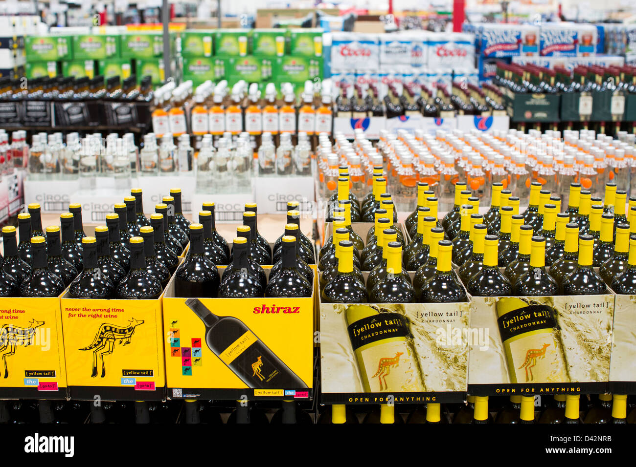 La coda gialla shiraz e chardonnay vino sul visualizzatore in corrispondenza di un Costco Wholesale Club magazzino. Foto Stock