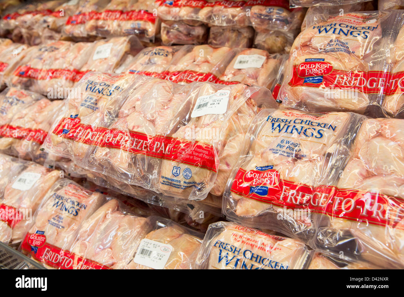 Ali di pollo sul visualizzatore in corrispondenza di un Costco Wholesale Club magazzino. Foto Stock Ali di pollo sul visualizzatore in corrispondenza di un Costco Wholesale Club magazzino. Foto Stock