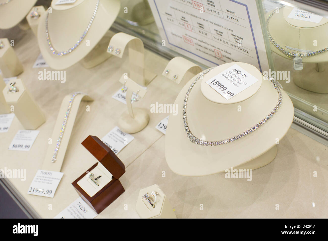 Gioielli con diamanti sul visualizzatore in corrispondenza di un Costco Wholesale Club magazzino. Foto Stock