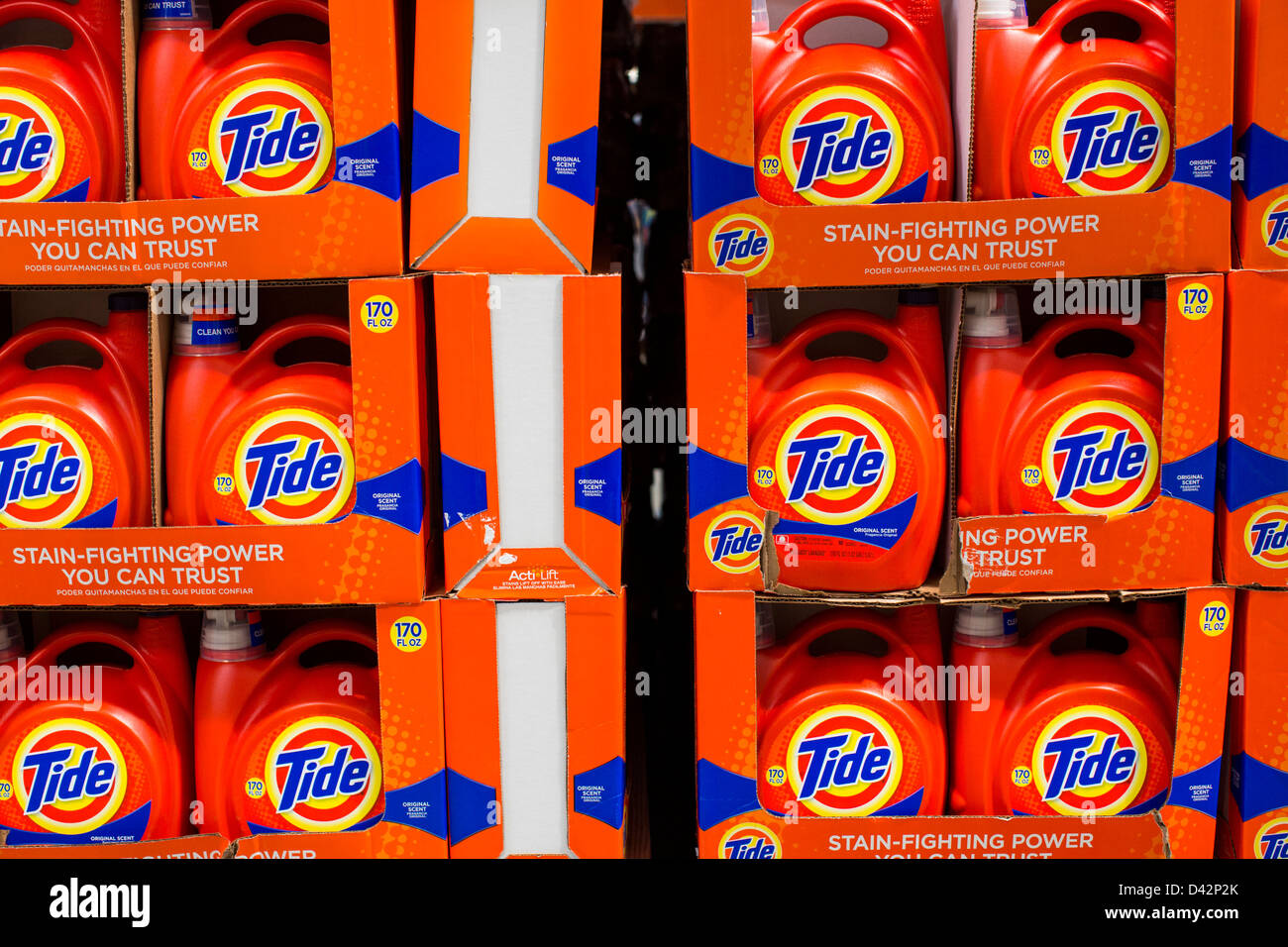 Tide detergente per lavanderia sul visualizzatore in corrispondenza di un Costco Wholesale Club magazzino. Foto Stock