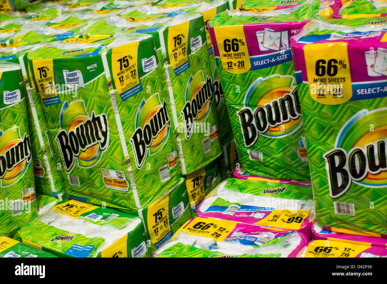 Bounty asciugamani di carta sul visualizzatore in corrispondenza di un Costco Wholesale Club magazzino. Foto Stock