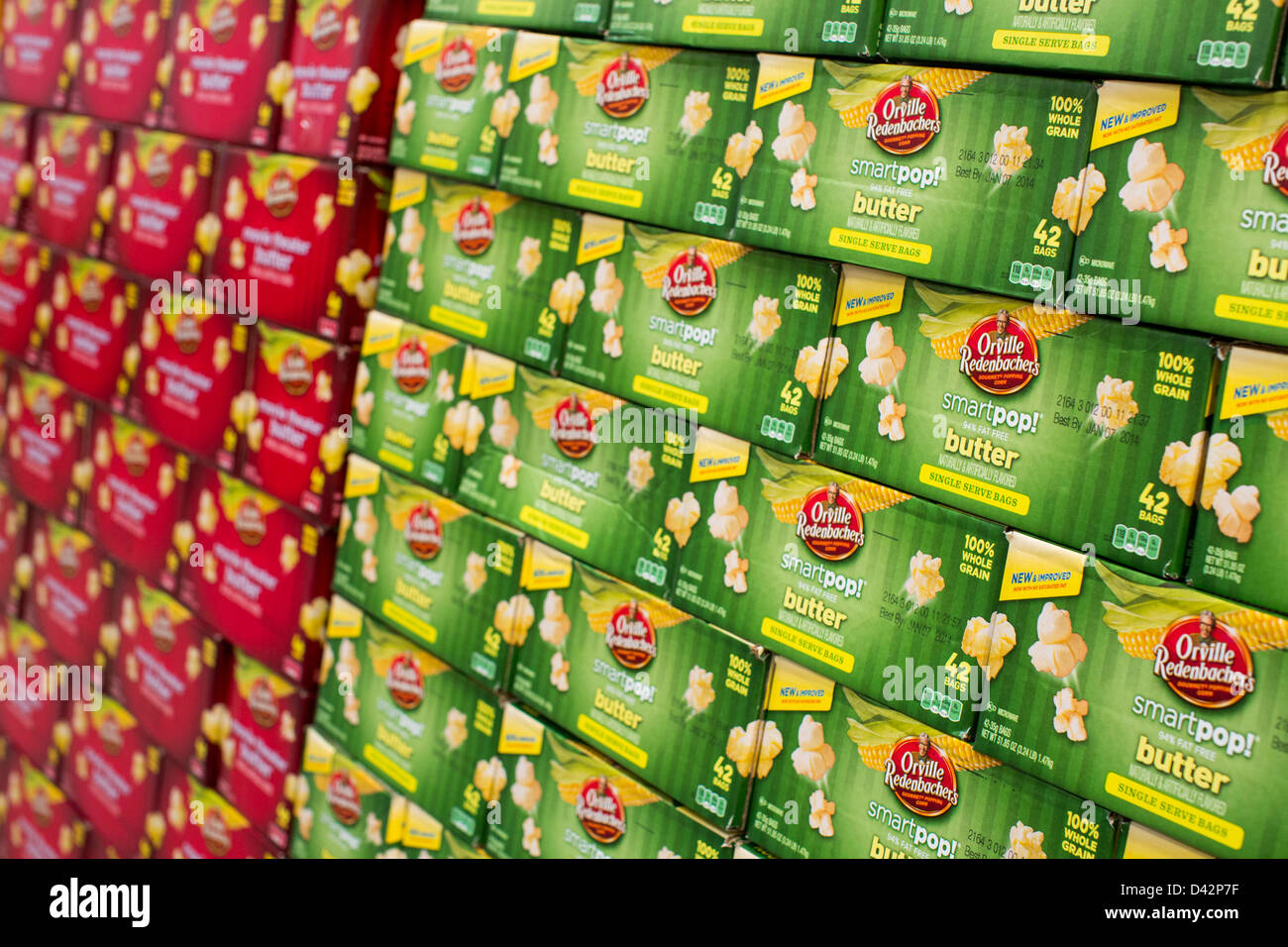 Orville Redenbacher il popcorn sul visualizzatore in corrispondenza di un Costco Wholesale Club magazzino. Foto Stock