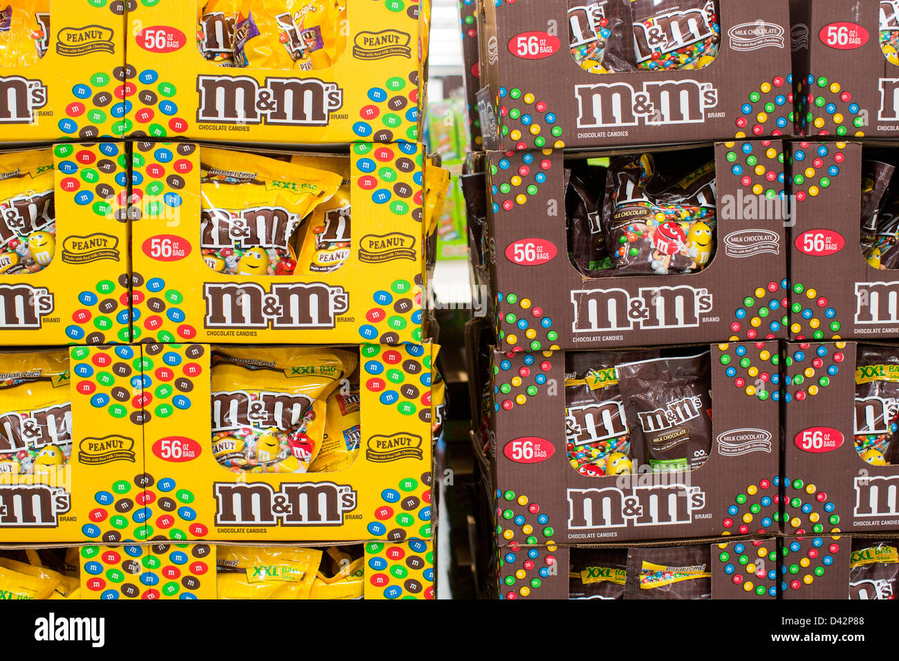 M&M's sul visualizzatore in corrispondenza di un Costco Wholesale Club magazzino. Foto Stock