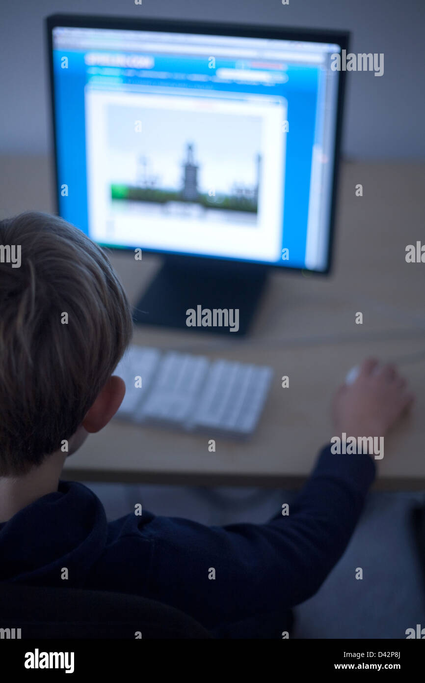 Berlino, Germania, un ragazzo giocando sul computer Foto Stock