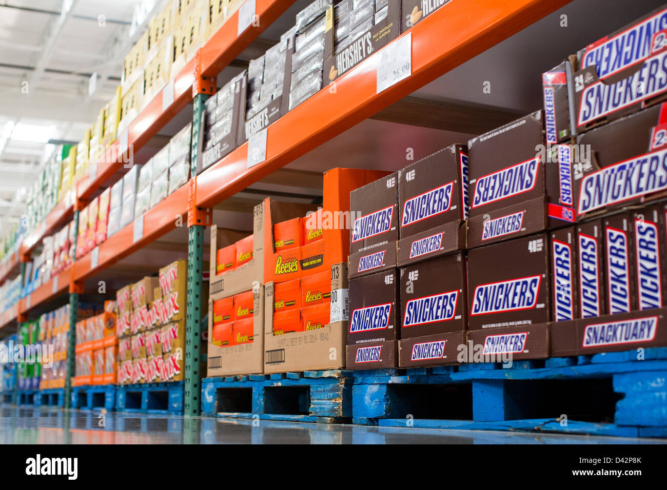 Snickers, Reese's Burro di arachidi tazze, Twix e Hershey's barre sul display alla Costco Wholesale Club magazzino. Foto Stock