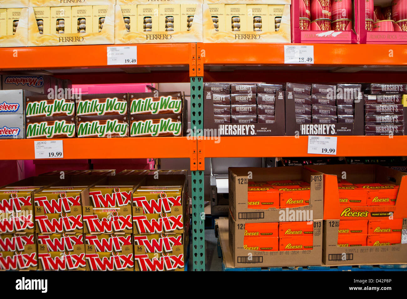 Via Lattea, Reese's Burro di arachidi tazze, Twix e Hershey's barre sul display alla Costco Wholesale Club magazzino. Foto Stock