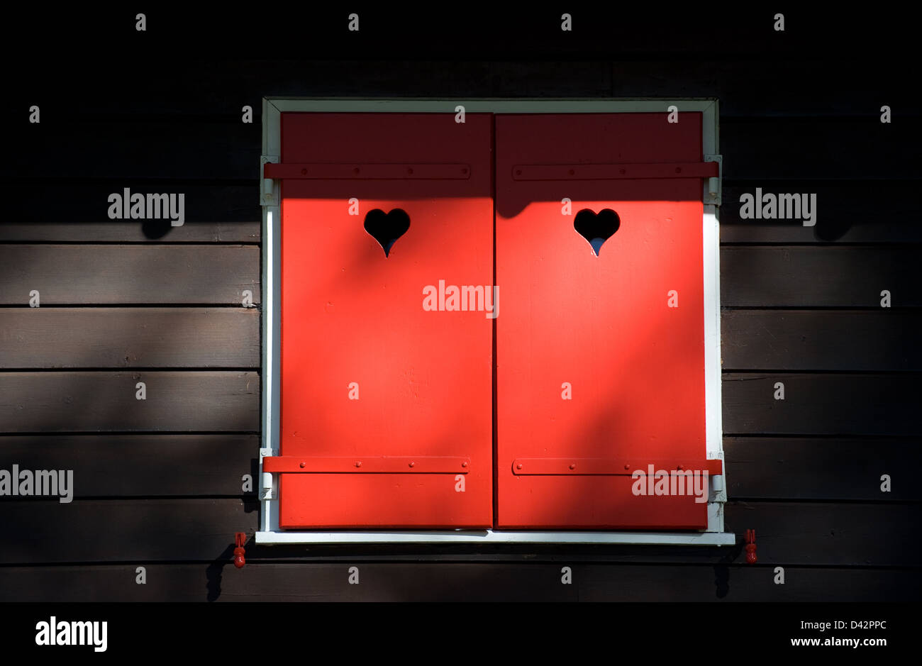 / Bosco Gurin, Svizzera, persiane rosse con cuore Foto Stock