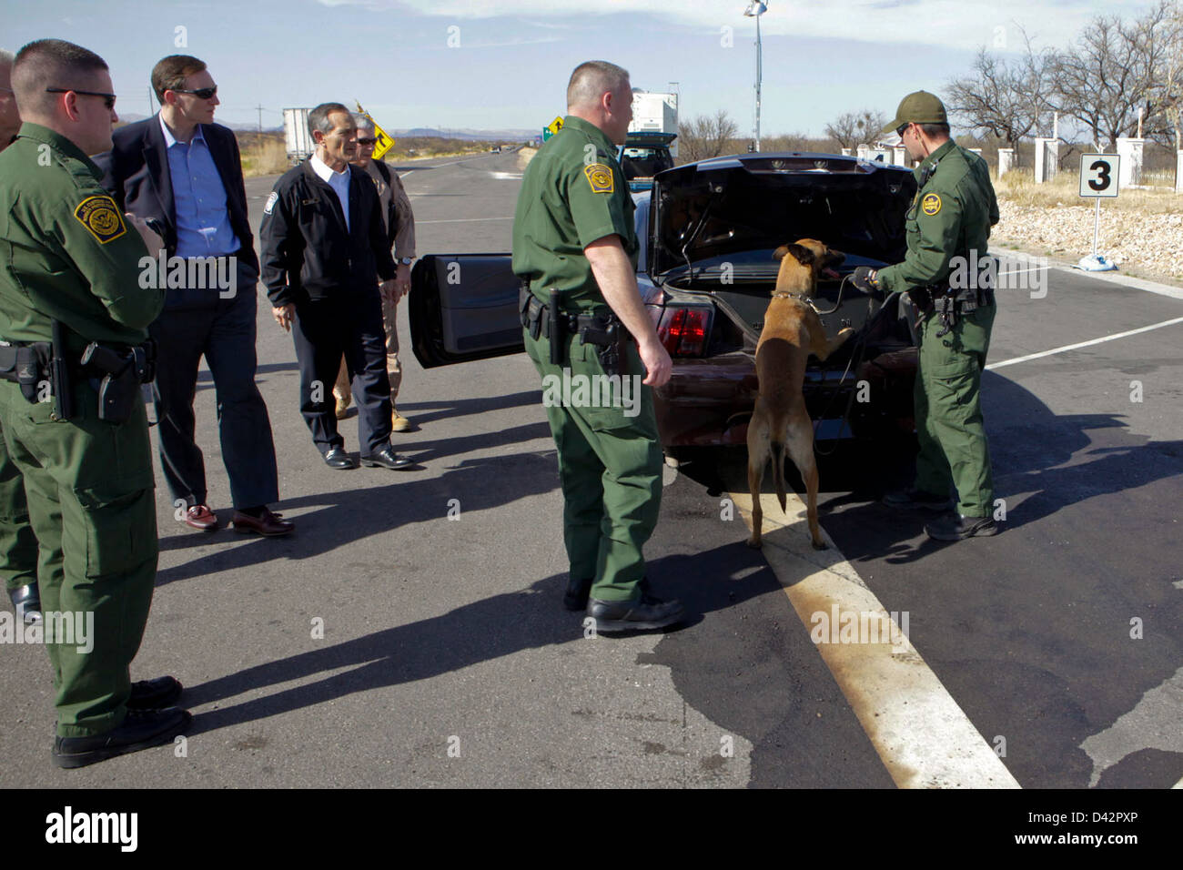 Il CBP Commissario Alan Bersin e amministratore di TSA John Pistole al Checkpoint Foto Stock