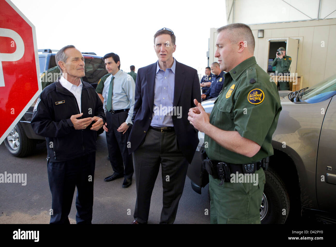 Il CBP Commissario Alan Bersin e amministratore di TSA John Pistole al Checkpoint Foto Stock