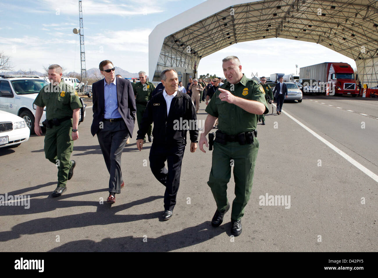 Il CBP Commissario Alan Bersin e amministratore di TSA John Pistole al Checkpoint Foto Stock