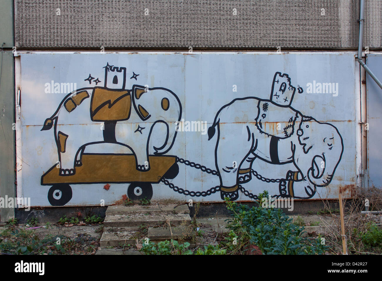 Arte di strada sul condannato edifici della Heygate Estate. lamentarsi il processo di rigenerazione Foto Stock