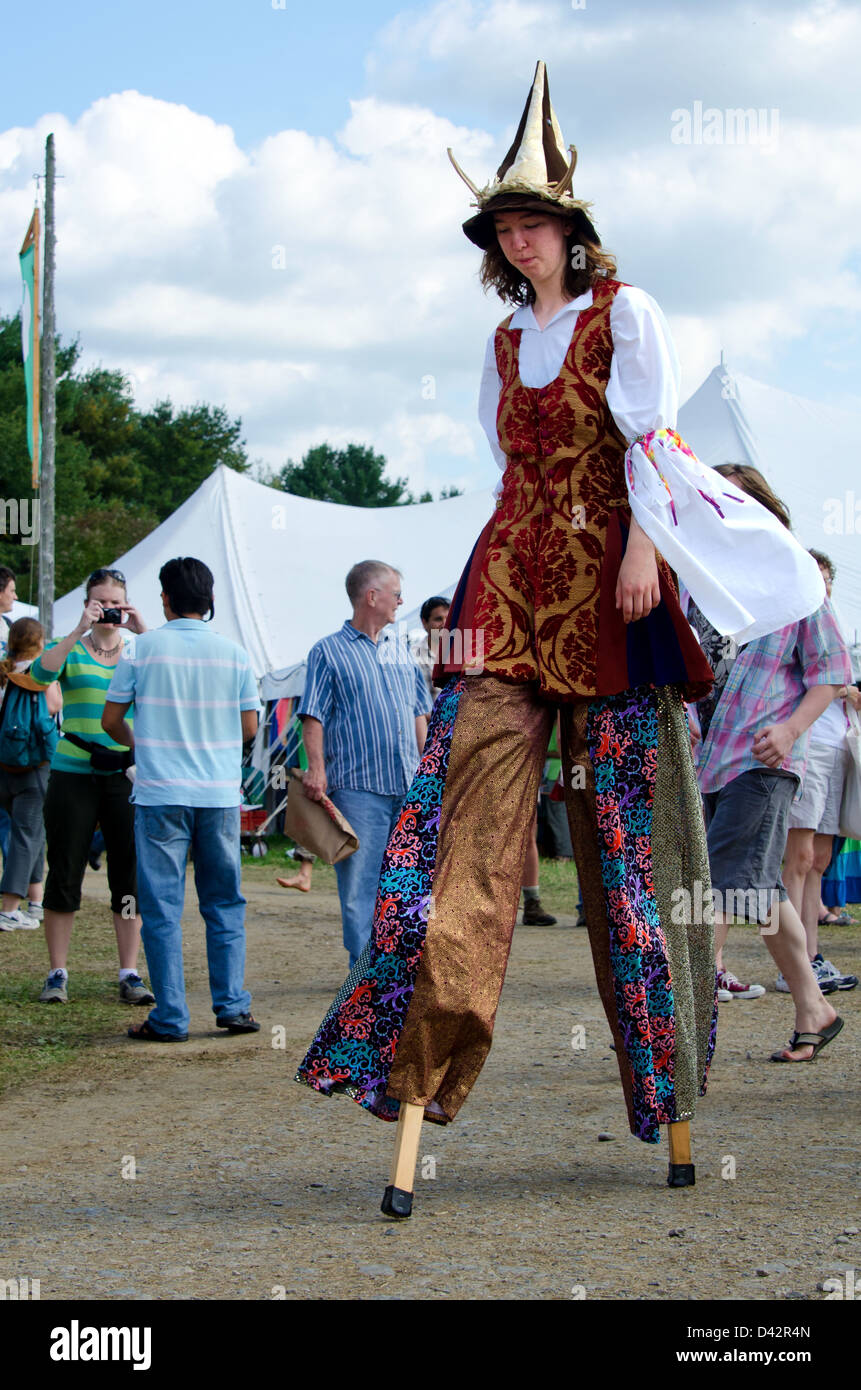 Giovane donna in costume a piedi su palafitte, un terreno comune Fiera, Maine Foto Stock