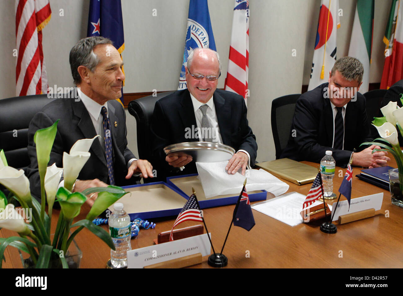 Signor Commissario Alan Bersin e Ambasciatrice neozelandese Moore firmare accordi Foto Stock