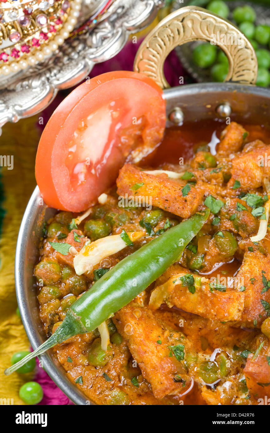 Indian piatto vegetariano con il paneer e piselli in una salsa piccante. Mattar paneer. Foto Stock