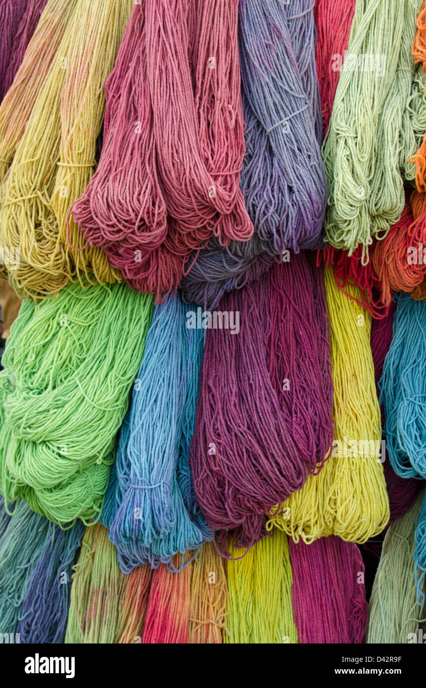 Matasse di mano-filata a mano con filati tinti, un terreno comune Fiera, Maine Foto Stock