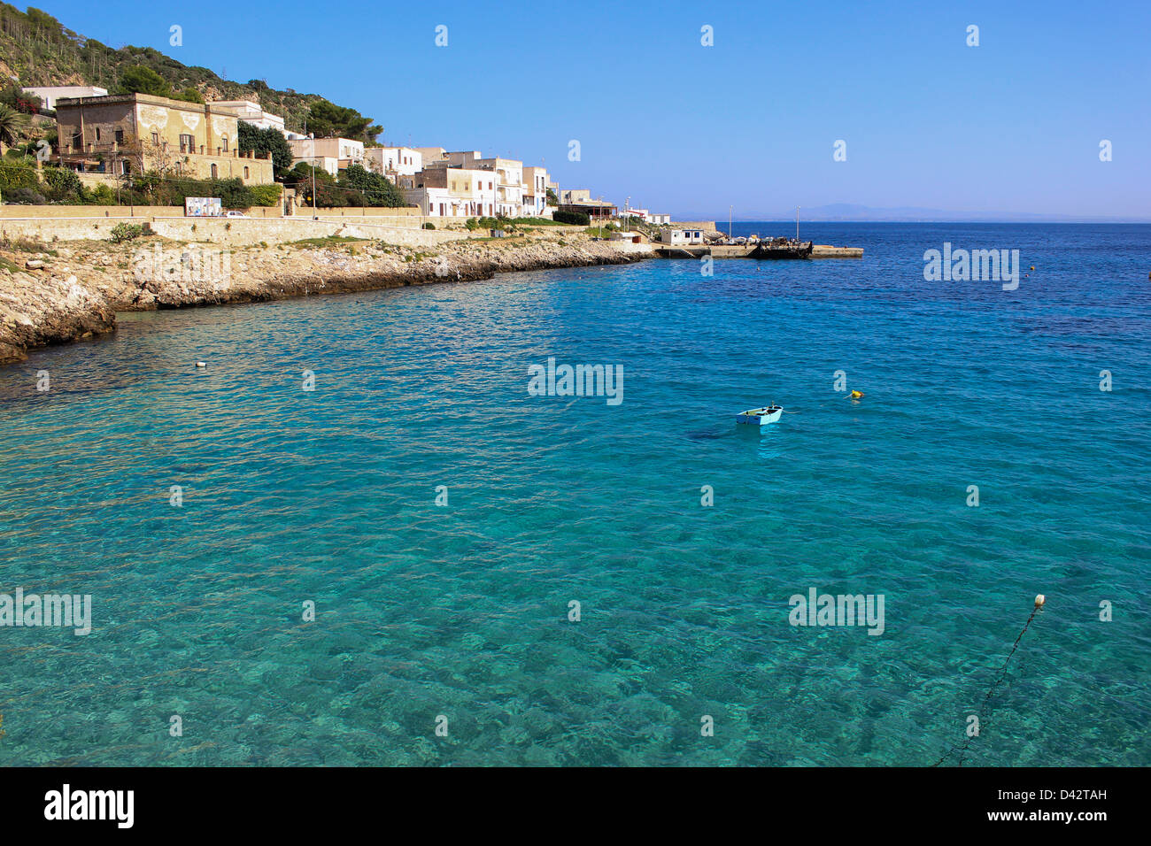 Barca da pesca Barche mare mediterraneo natura seascape paesaggio nessuno Island Isole Egadi Italia Europa Sicilia giornata di sole ore diurne Foto Stock