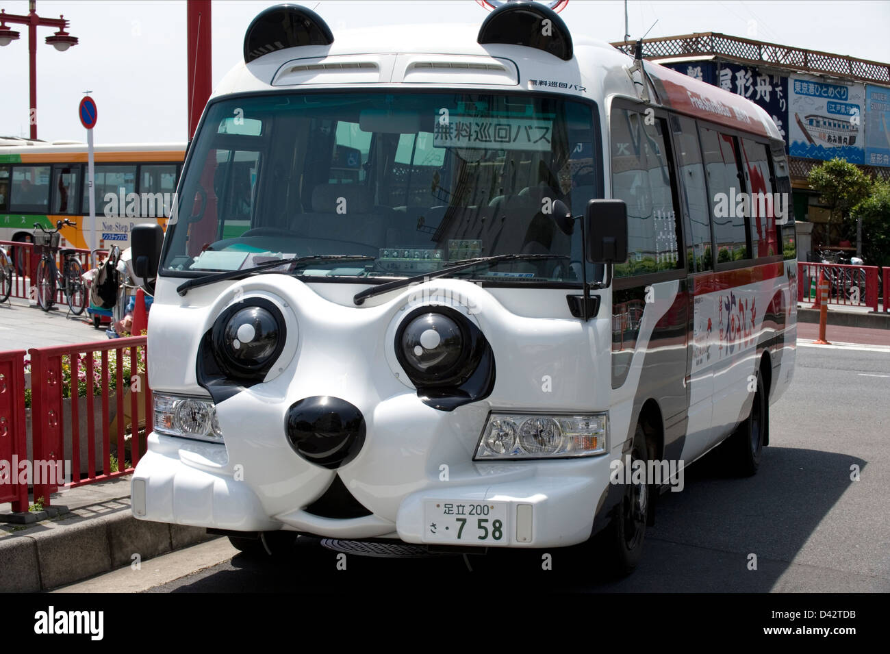 Un autobus navetta gratuito nella forma di un orso panda porta i turisti intorno a Tokyo i luoghi di interesse turistico. Foto Stock