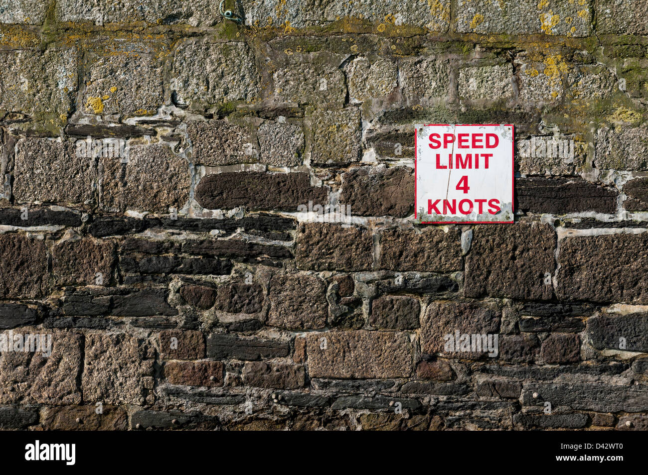 Un segnale di limite di velocità sulla banchina parete in Newquay Harbour. Foto Stock