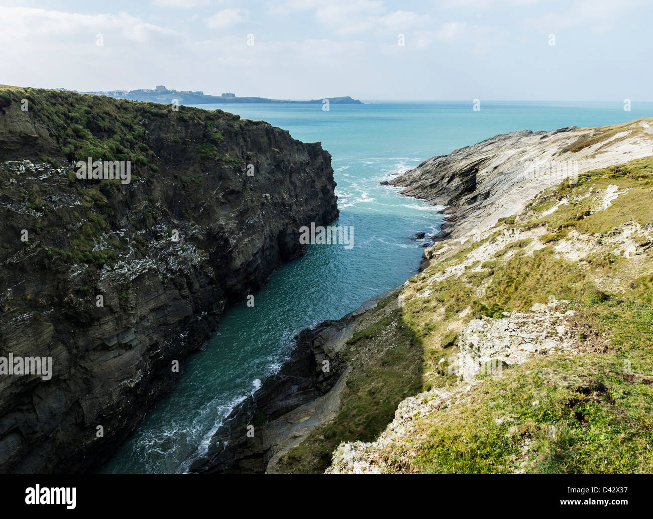 Un ingresso di roccia su Porth isola al largo della costa di Newquay. Foto Stock