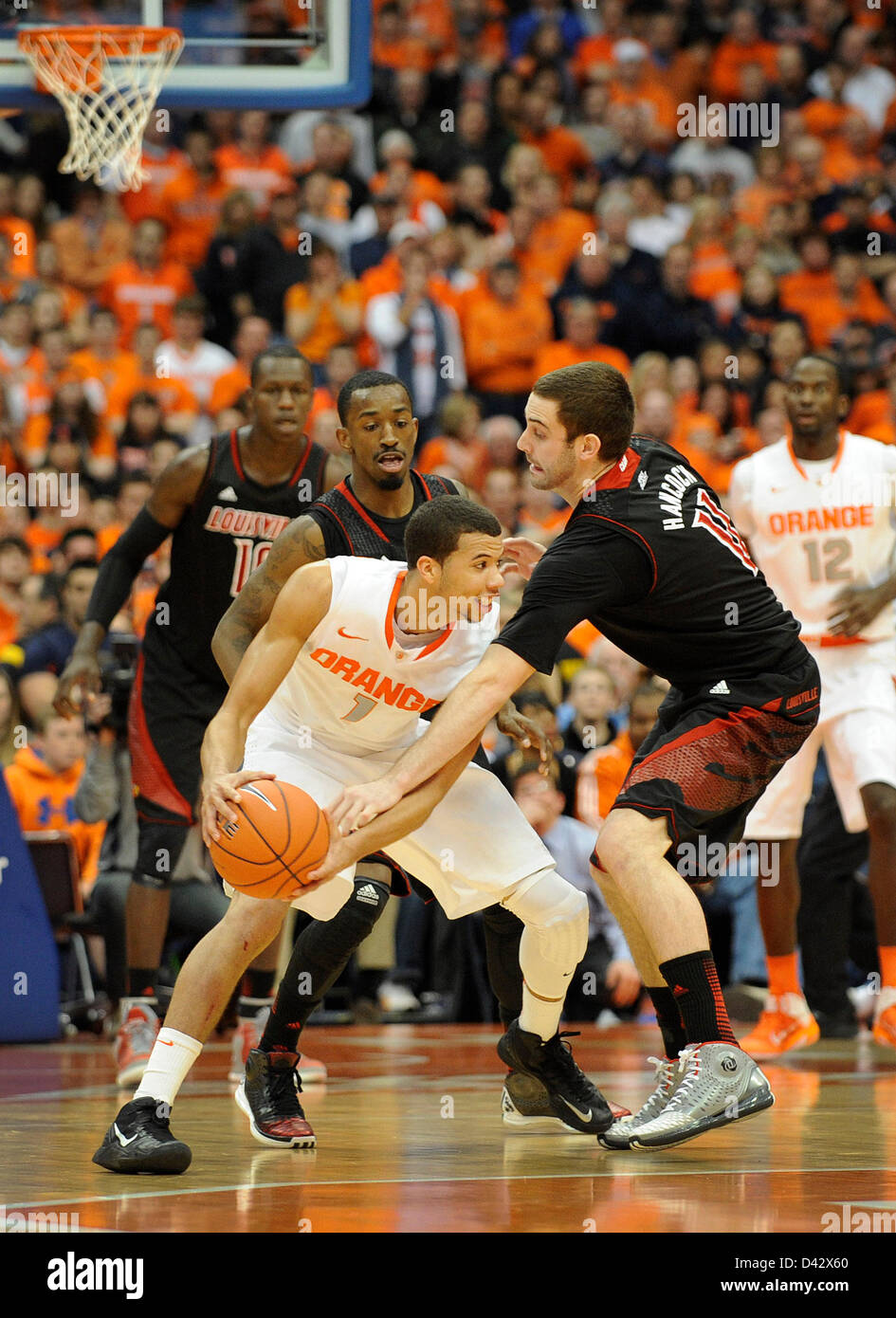 2 marzo 2013 - Syracuse, NY, Stati Uniti d'America - 2 Marzo 2013: Siracusa guard Michael Carter-Williams (1) viene circondato da Louisville la difesa come il Louisville Cardinali sconfitto il Syracuse 58-53 arancione al Carrier Dome in Syracuse, New York. Foto Stock