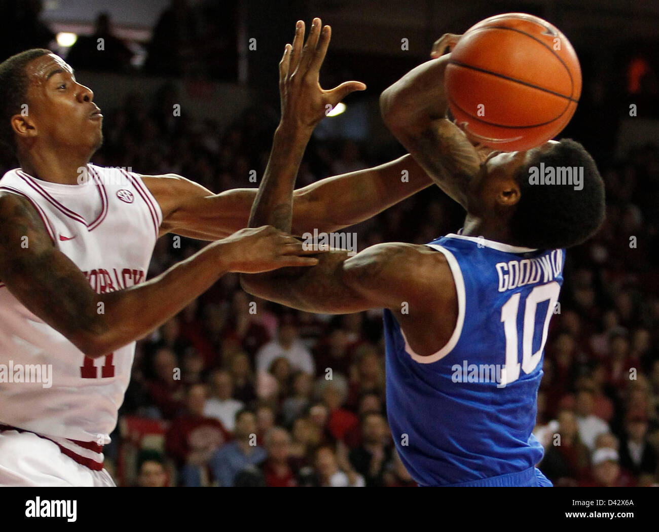 2 marzo 2013 - Fayetteville, Arkansas, U.S. - Arkansas Razorbacks guard BJ giovani (11), mettere un disco fallo su Kentucky Wildcats guard archie Goodwin (10) come Arkansas ha sconfitto il Kentucky 73-60 sabato. (Credito Immagine: © Mark Cornelison/Lexington Herald-Leader/ZUMAPRESS.com) Foto Stock