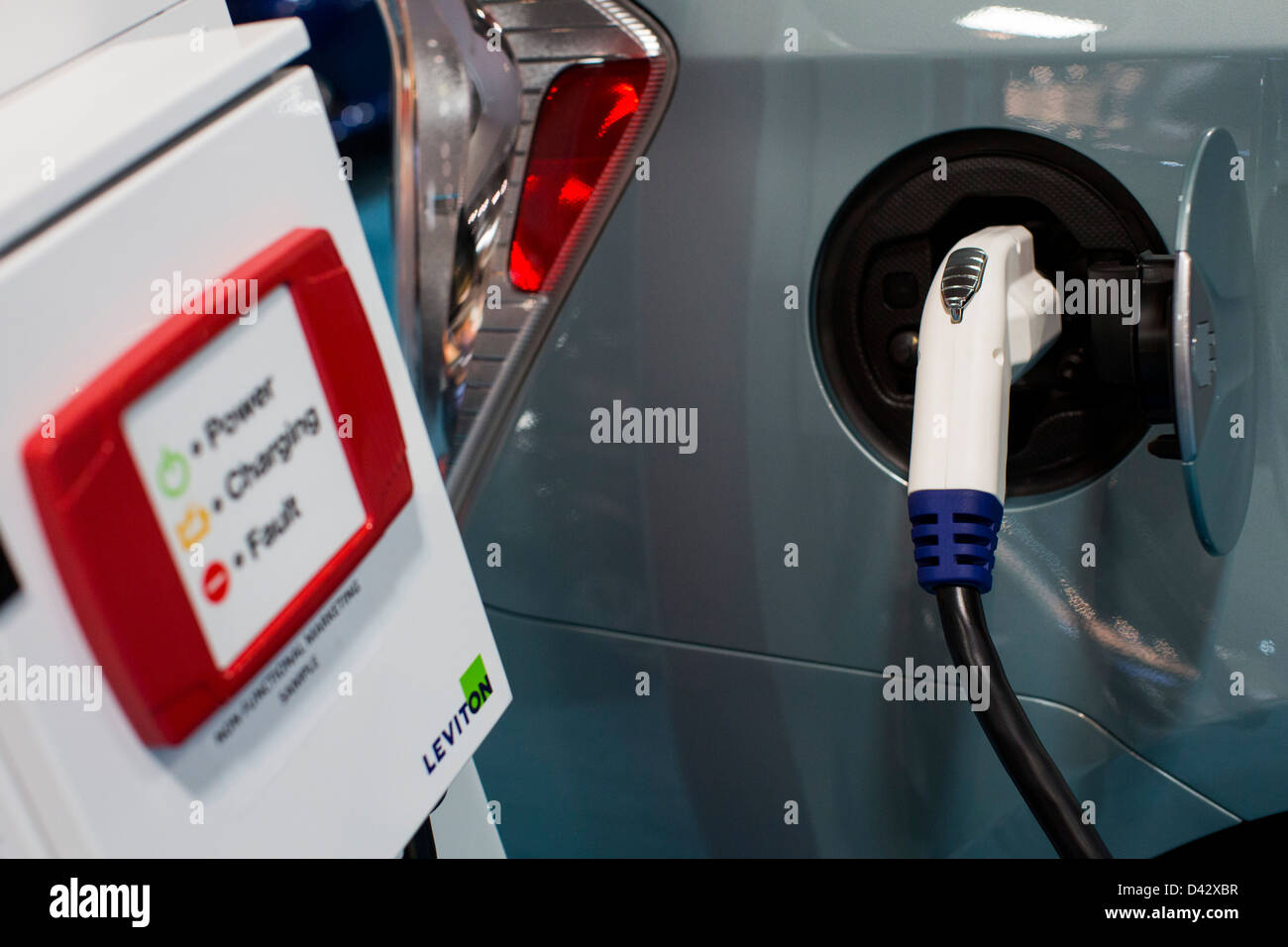 Un plug-in electric Toyota Prius sul display a 2013 Washington, DC Auto Show. Foto Stock