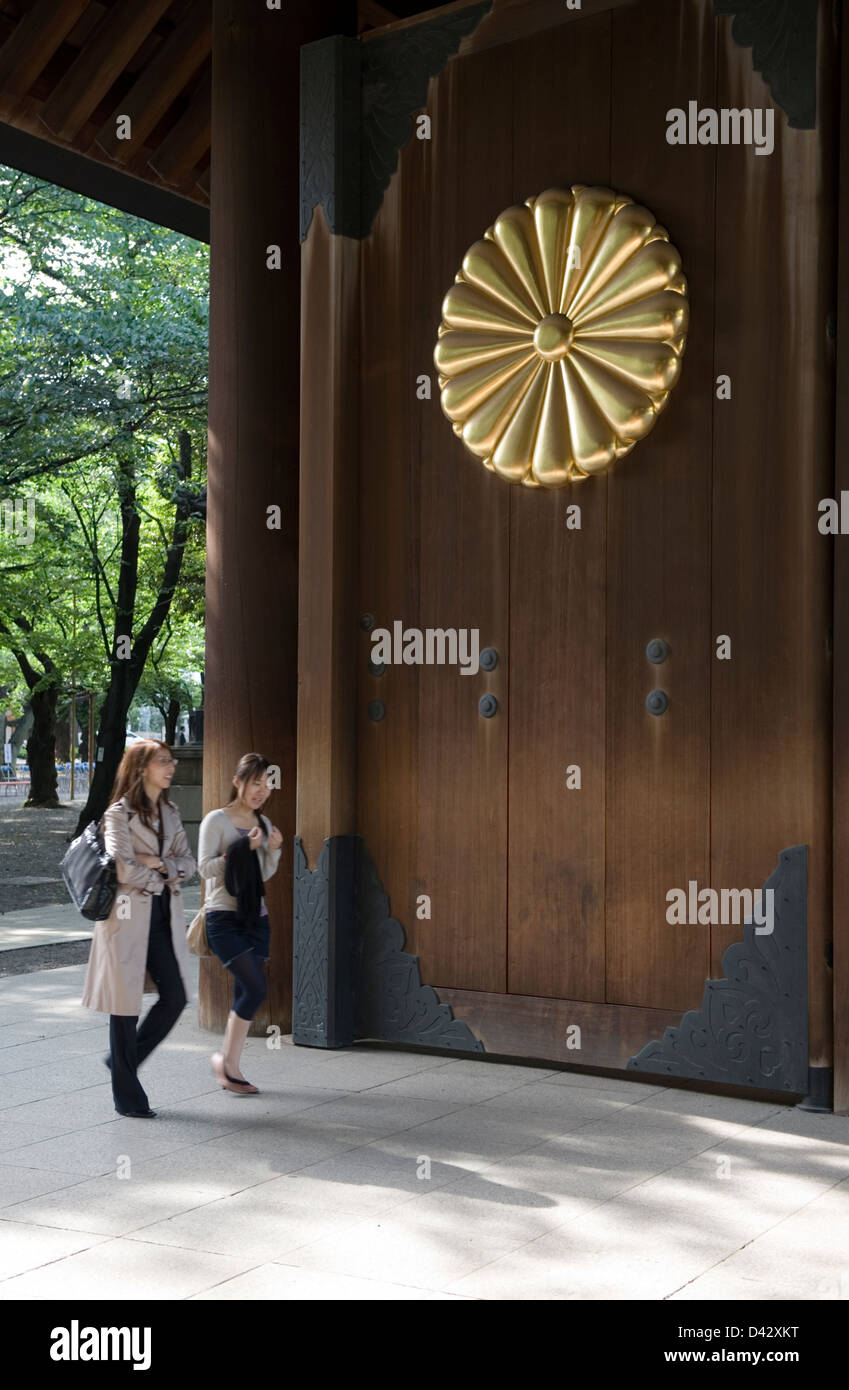 Crest nella forma del crisantemo fiore sul gate di Yasukuni jinja sacrario in Tokyo, imperial simbolo dell'imperatore giapponese Foto Stock