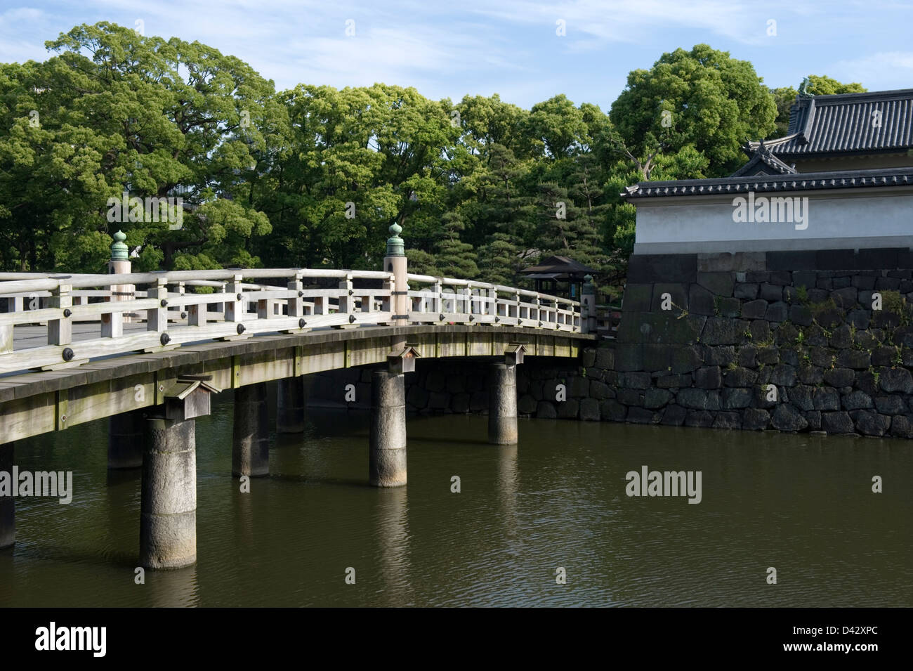 Takebashi ponte sopra il fossato esterno del vecchio castello di Edo, ora il Palazzo Imperiale motivi nel cuore di Tokyo. Foto Stock