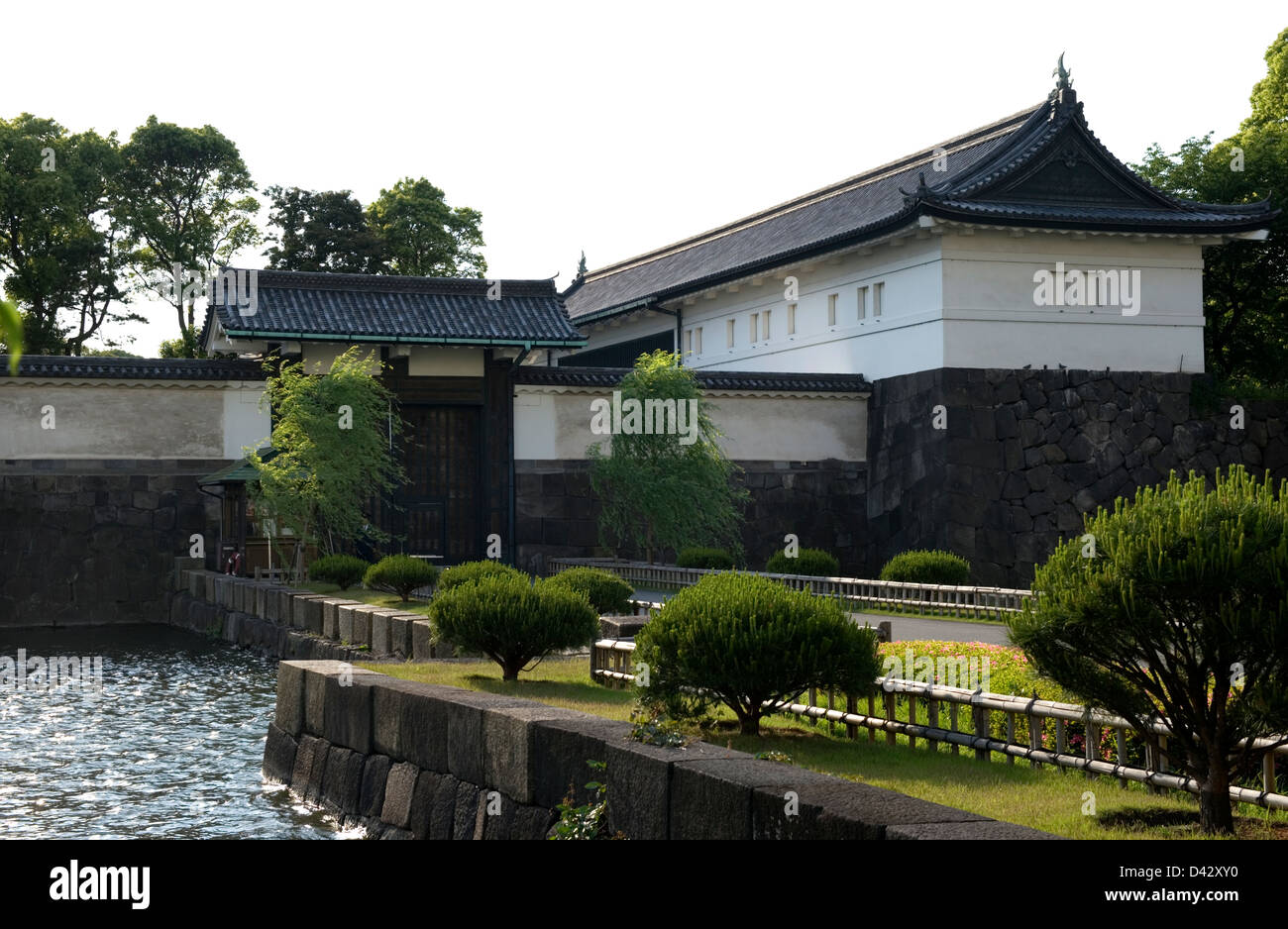 Il vecchio castello di Edo Otemon Gate e yagura guardiola a fossato esterno, ora il sito del Palazzo Imperiale nel cuore di Tokyo. Foto Stock