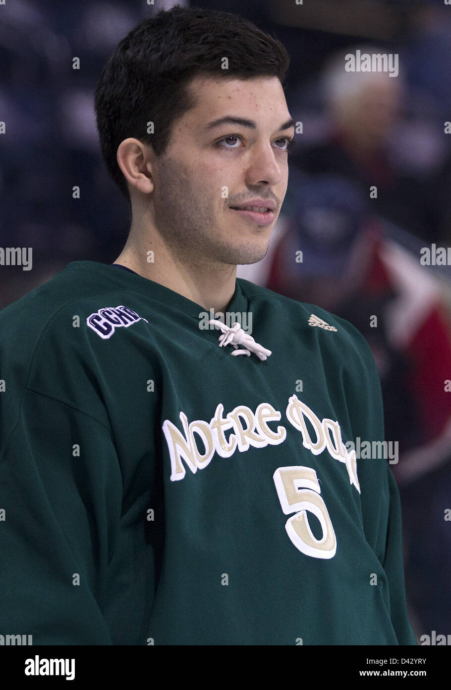 2 marzo 2013 - South Bend, Indiana, Stati Uniti d'America - 02 Marzo 2013: Notre Dame defenceman Robbie Russo (5) prima di NCAA Hockey gioco tra la cattedrale di Notre Dame Fighting Irish e il Bowling Green falchi al Compton famiglia Ice Arena in South Bend, Indiana. Notre Dame sconfitto Bowling Green 4-1. Foto Stock