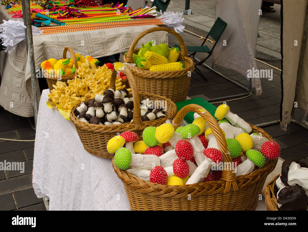 Fungo colorato corn forma a pera caramella dolce nel cesto di vimini venduto in outdoor street market fair. Foto Stock
