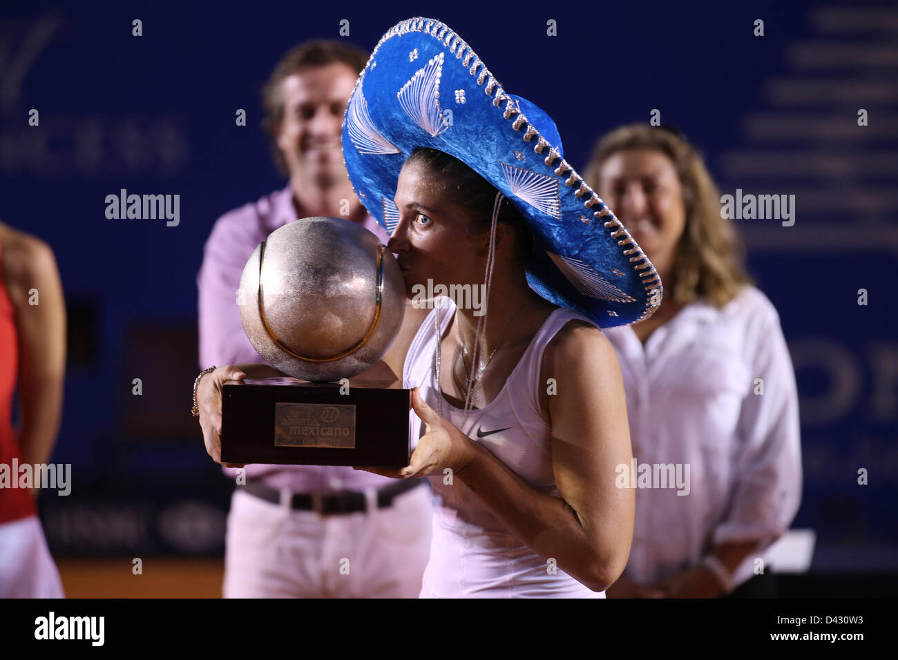 Acapulco, Messico - Mexican Open di Tennis 2013 - Sara ERRANI dell Italia Baci campionato trofeo con un Mexican Hat durante il trofeo presentazione il giorno 6 presso il messicano Open 2013 Foto Stock