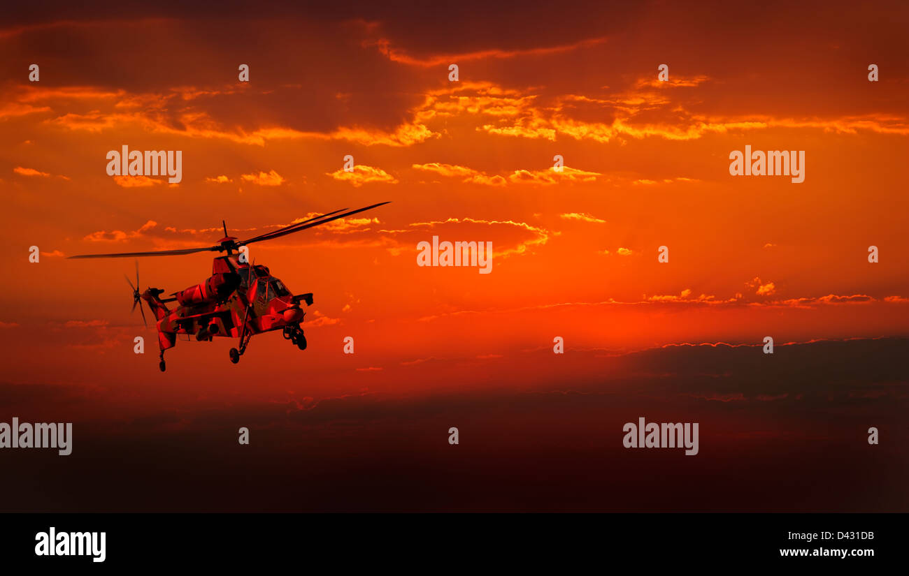 Un mimetizzata elicotteri militari in volo contro un drammatico cielo rosso Foto Stock