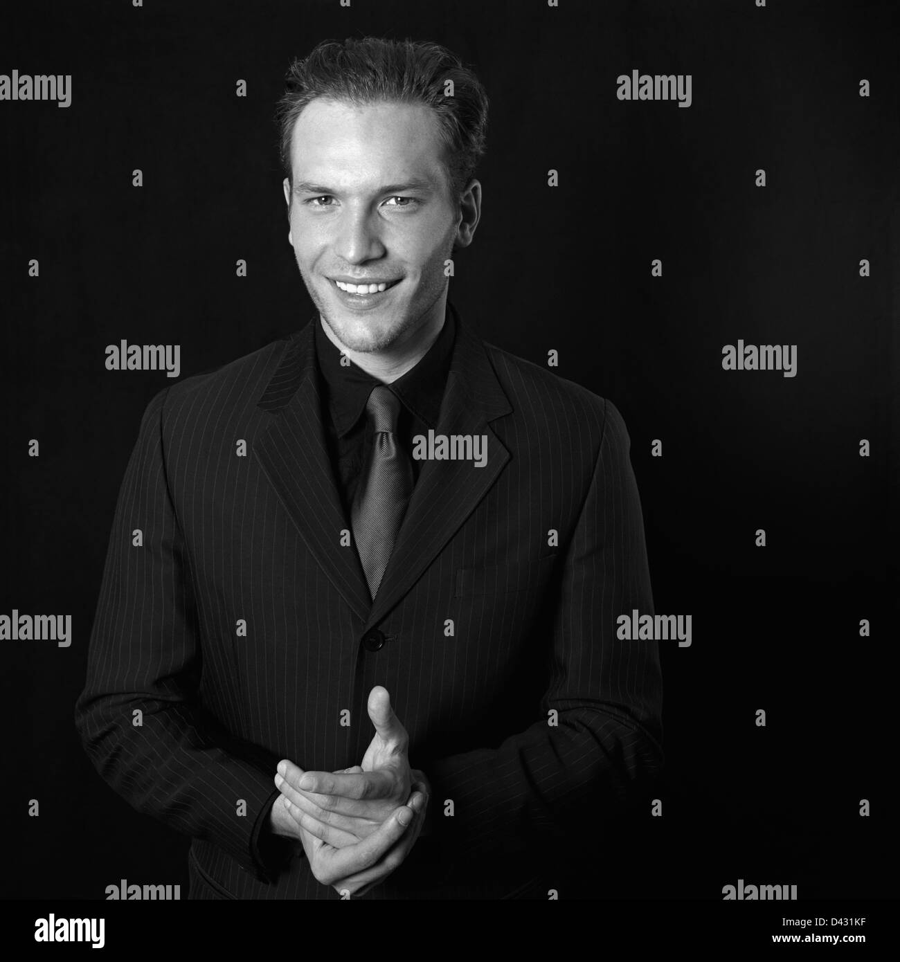 Moda uomo ritratto in bianco e nero che indossa una tuta pinstriped. MF scansione pellicola. Foto Stock