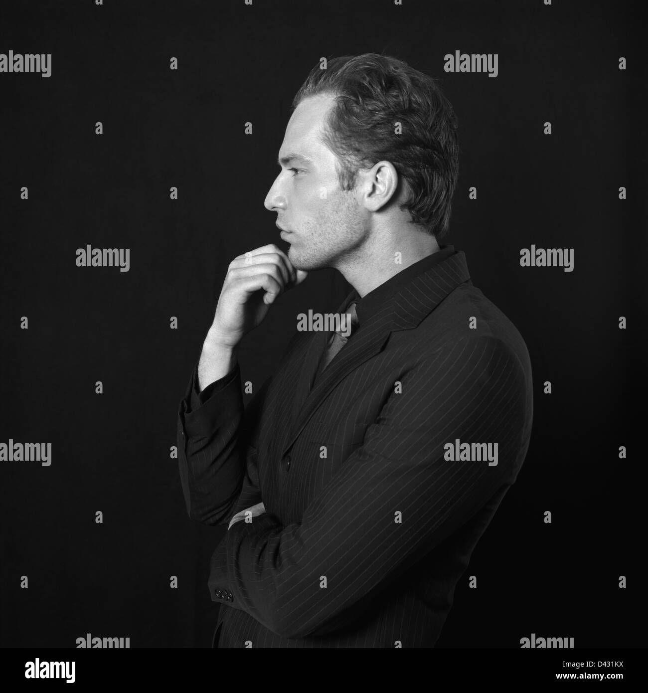 Moda uomo bianco e nero profilo indossa una tuta pinstriped. MF scansione pellicola. Foto Stock