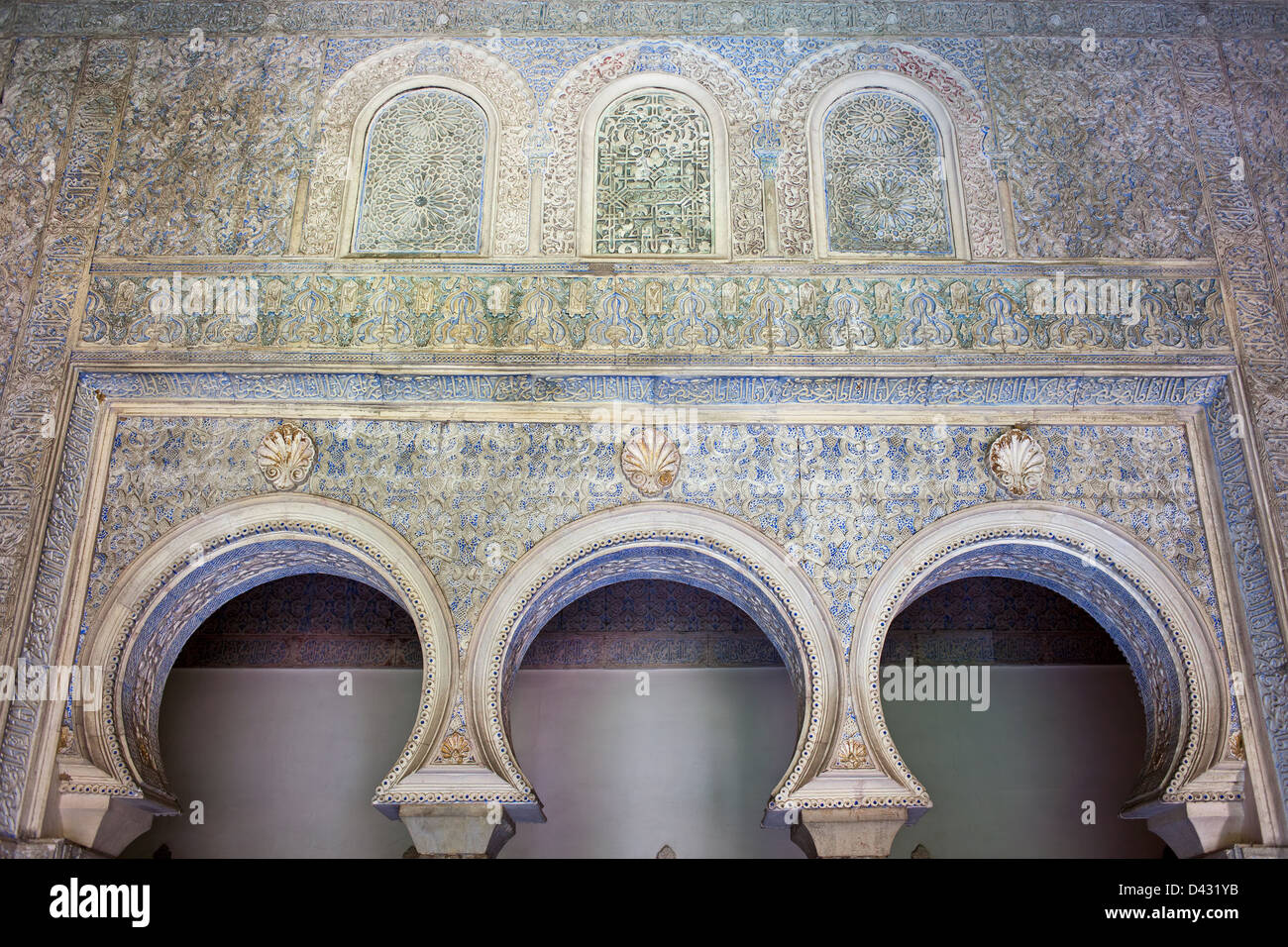 Stile mudéjar parete ornata e archi a ferro di cavallo nella camera da letto del re moresco in Alcázar (palazzo reale), Siviglia, Spagna. Foto Stock