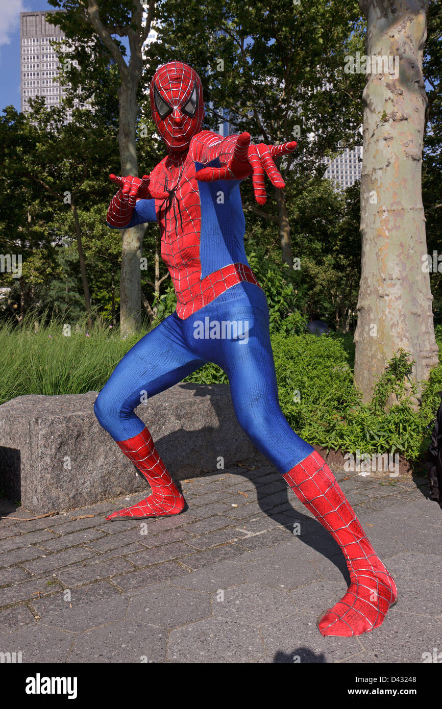Attore vestito come Spiderman, Battery Park, la parte inferiore di Manhattan, New York City, Stati Uniti d'America Foto Stock