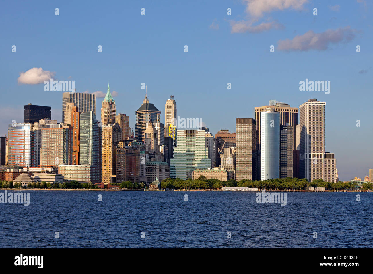 Skyline di Manhattan dal fiume Hudson, New York City, Stati Uniti d'America Foto Stock