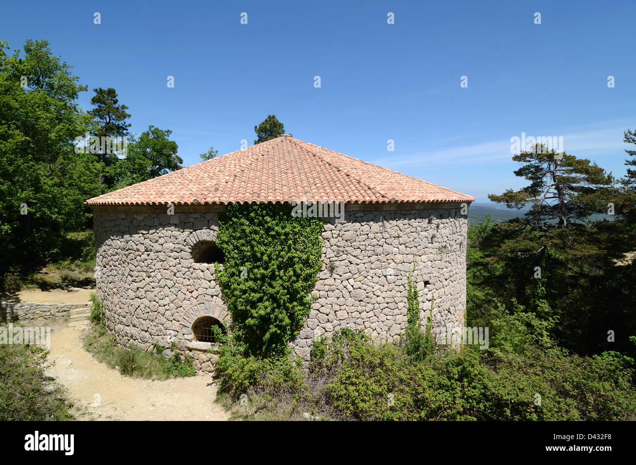 Circolare casa di ghiaccio o Round ghiacciaia La Glacière de Pivaut Massiccio de Sainte-Baume Mazaugues Var Provence Francia Foto Stock