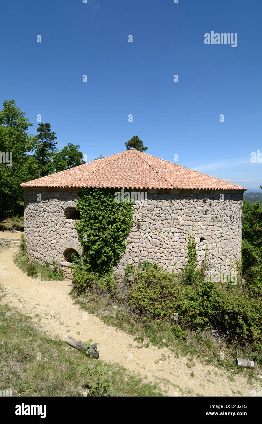 Circolare casa di ghiaccio o Round ghiacciaia La Glacière de Pivaut Massiccio de Sainte-Baume Mazaugues Var Provence Francia Foto Stock