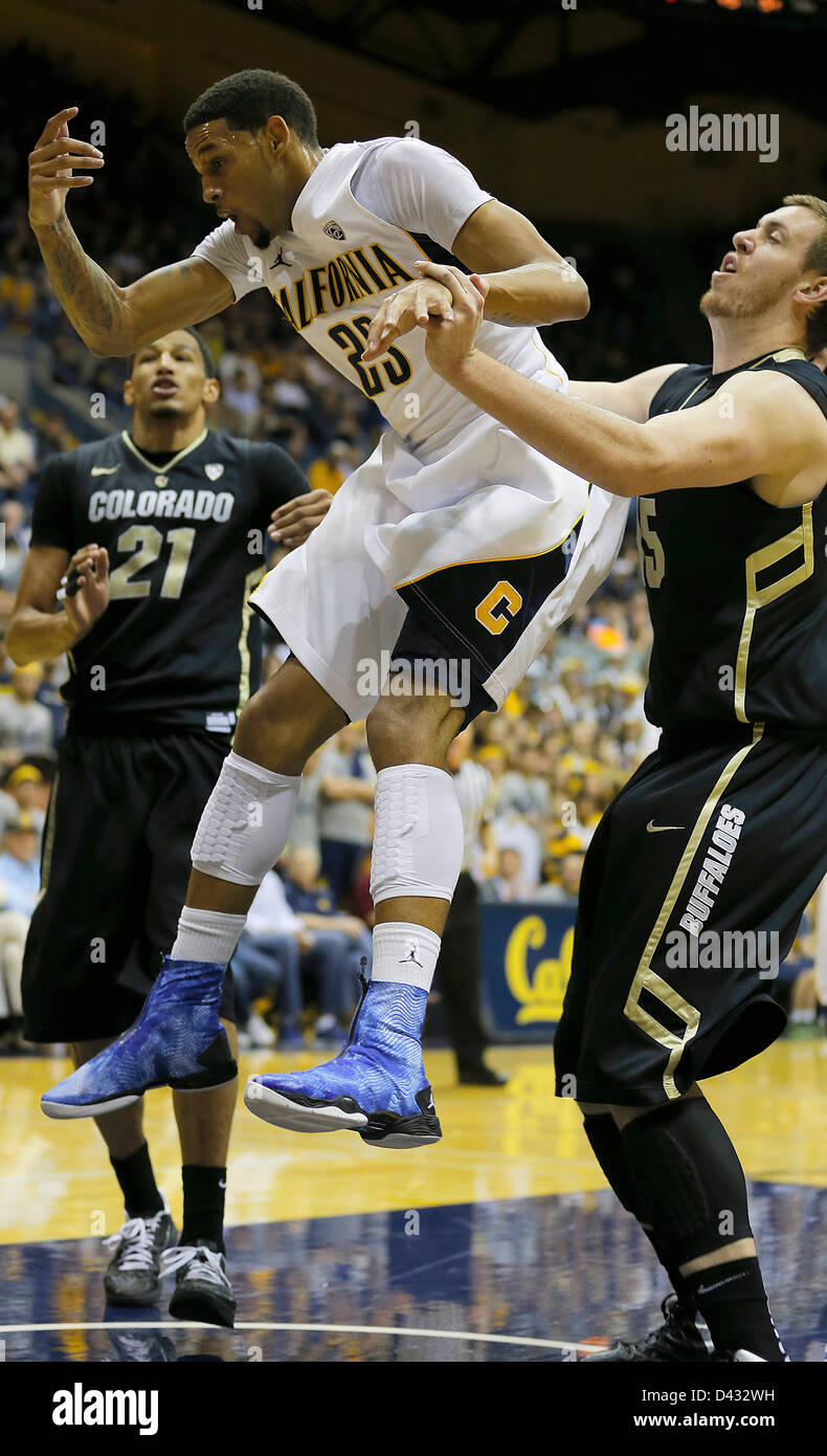 2 marzo 2013 - Berkeley, CA, Stati Uniti d'America - Marzo 02 2013 durante il NCAA Mens Gioco di basket tra università del Colorado Buffaloes vs California Golden Bears,23 F Allen Crabbe di Cal perso il rimbalzo come egli block out,15 F/C Shane Harris Tunks a Hass Pavilion Berkeley Calif Foto Stock