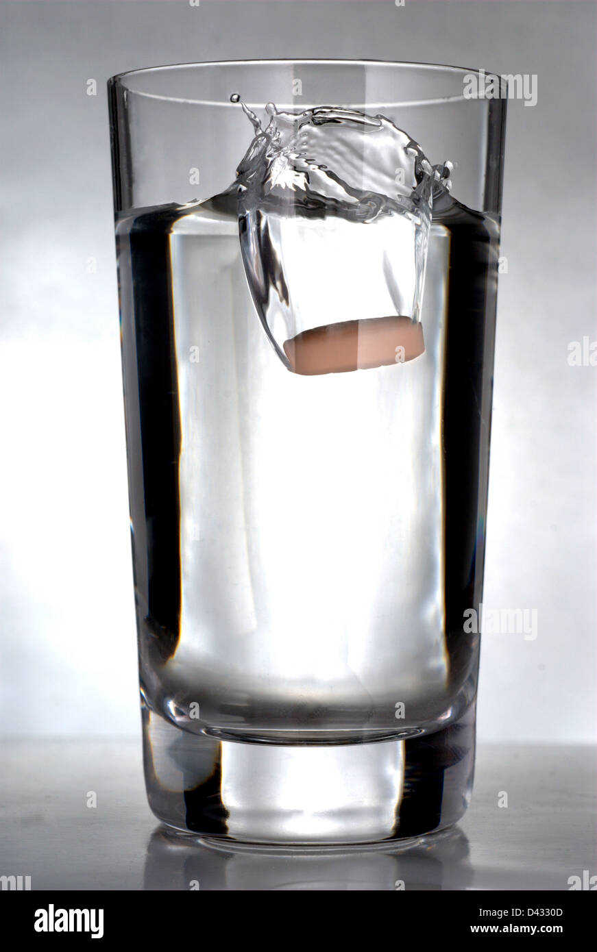 Muenster, Germania, farmaci cade in un bicchiere di acqua Foto Stock